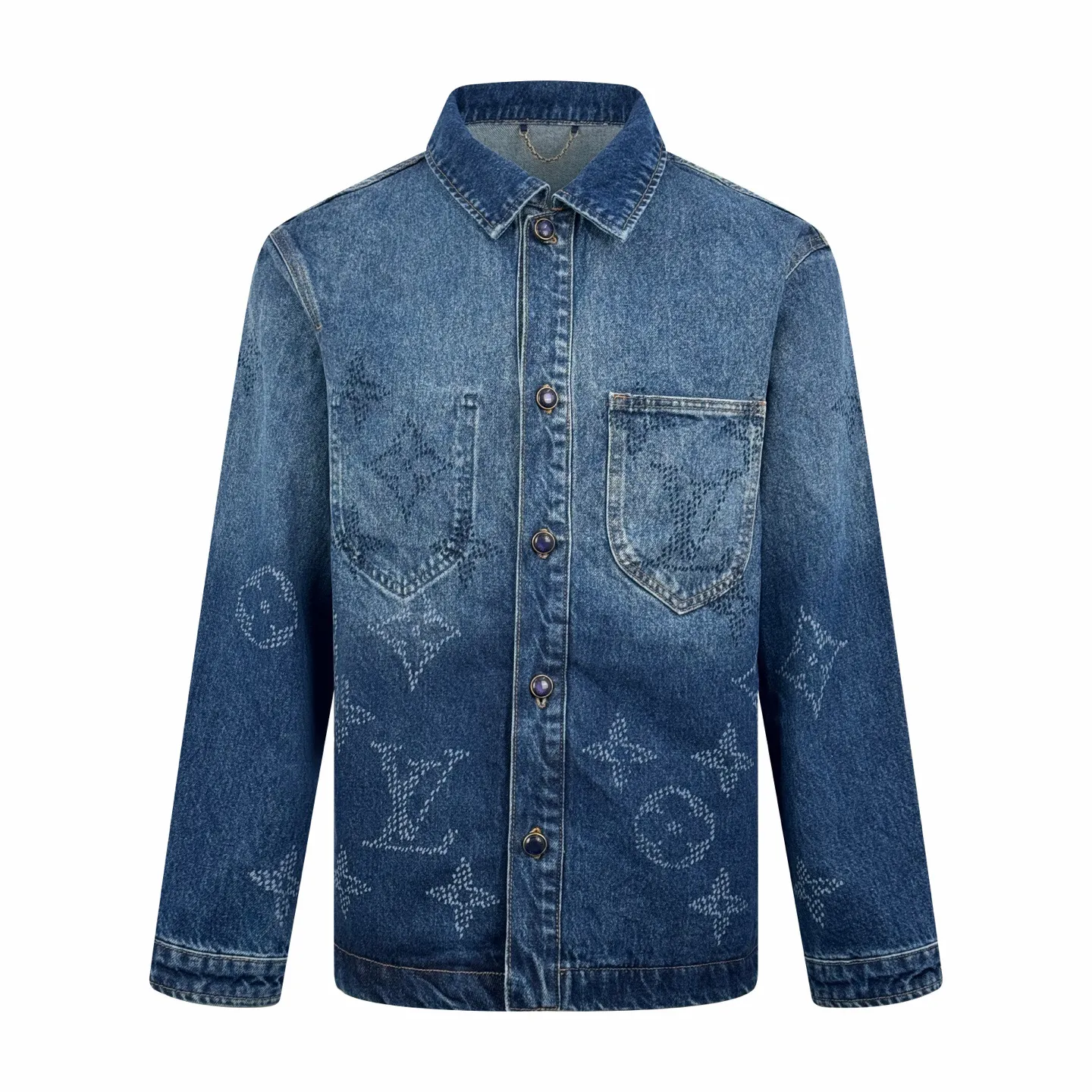 🅿️680 1v 25SS Hubby Gradient Presbyopic Denim Jacket. Original purchase and development for 23,900. The fabric is made of customized indigo thick double-woven cotton. It has high quality and is comfortable and close to the skin. It is based on a subtle gradient from dark blue to light blue. Unique blues artwork. Imperfect perfection. The Monogram Seeds pattern is laid out with a gradient effect. The looming posture quietly emerges and is fully recognizable. The Damier leather label on the back hem is lightly embossed with the LV letters, revealing the noble identity. The longitudinal arrangement of single-breasted buttons becomes the visual guide line, elongating the neck line, adding a delicate buffer between the romance of gradient blue and the toughness of work clothes. The suit is worn for worry-free wear, allowing the wearer to become a walking color narrative. Digital printing technology adopts digital pattern design and prints the pattern directly on the fabric through an inkjet printer to achieve Monogram Seeds operation. The transition is natural. The pattern is clear, using multiple horses and rub sand to rub specific parts with a high-pressure spray gun to achieve a local gradient effect, and then use frosting technology to create a unique texture pattern. The workmanship is extremely complex and time-consuming and labor-intensive. The double process of washing and light frying is to desize and clean the denim material first, and then sand wash to produce a fading effect. The denim jacket is fried through special chemical treatment to give a special contrasting effect. Size:S-M-L-XL